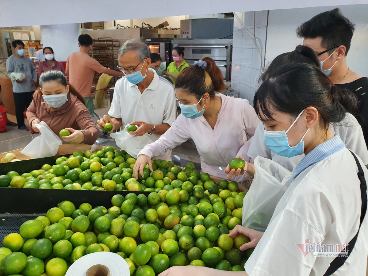 Nghe tin khong ra khoi nha 7 ngay, dan Da Nang keo nhau di mua thuc pham-Hinh-7