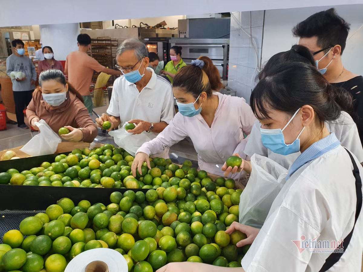 Nghe tin khong ra khoi nha 7 ngay, dan Da Nang keo nhau di mua thuc pham-Hinh-7