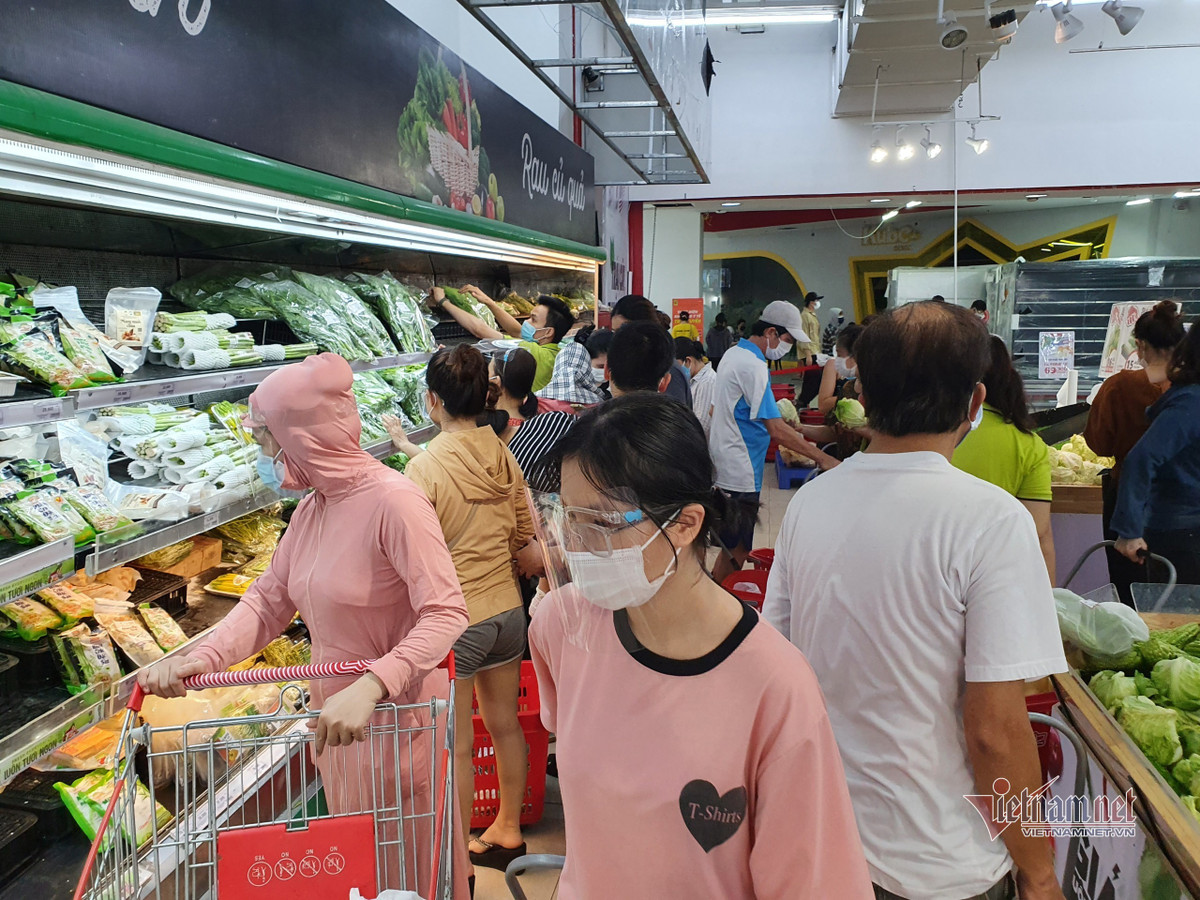 Nghe tin khong ra khoi nha 7 ngay, dan Da Nang keo nhau di mua thuc pham-Hinh-6