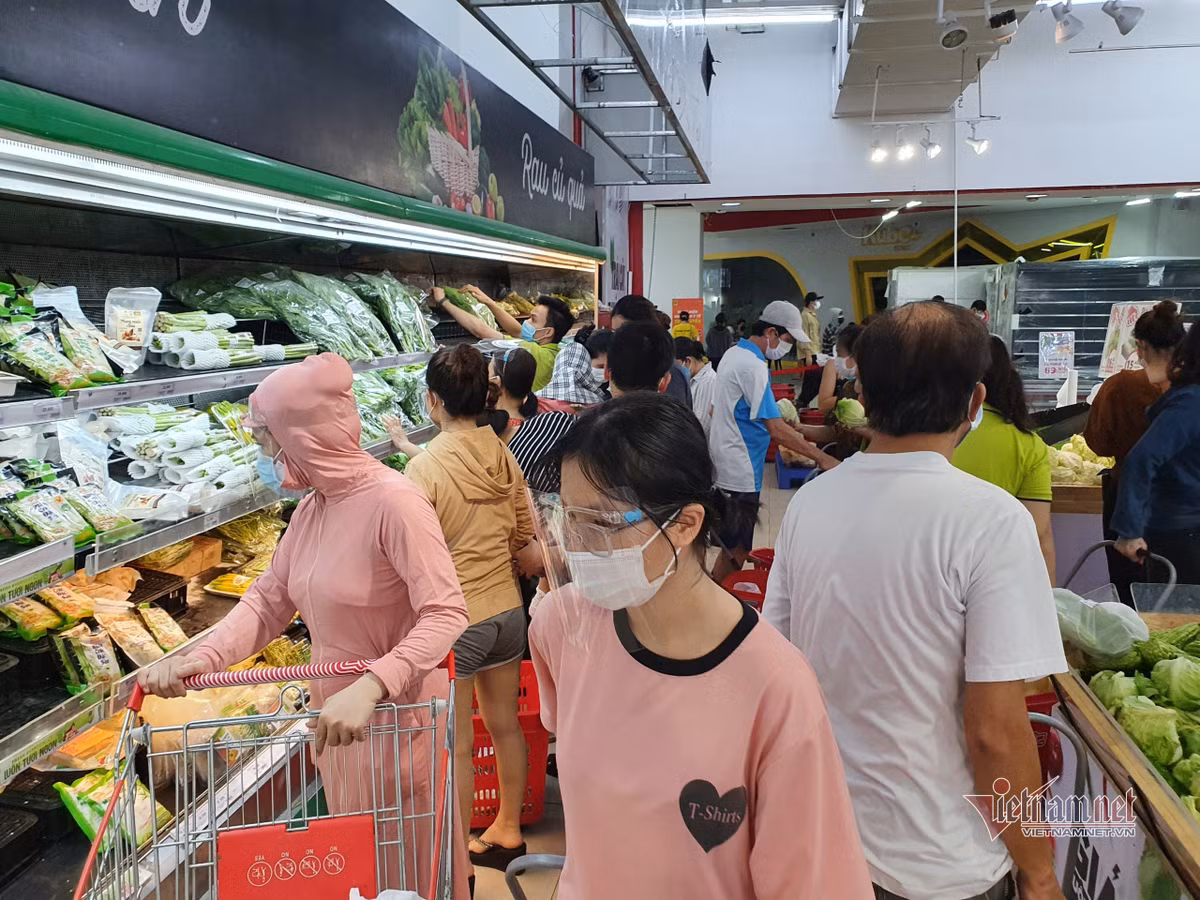 Nghe tin khong ra khoi nha 7 ngay, dan Da Nang keo nhau di mua thuc pham-Hinh-6