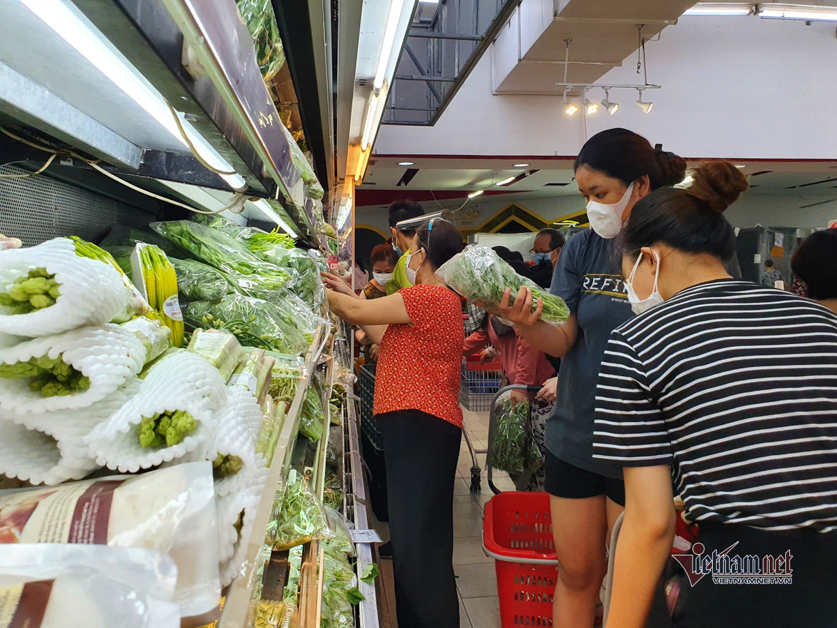 Nghe tin khong ra khoi nha 7 ngay, dan Da Nang keo nhau di mua thuc pham-Hinh-5