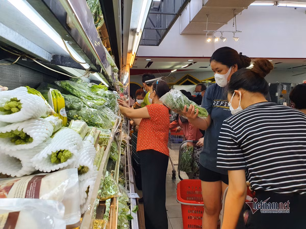 Nghe tin khong ra khoi nha 7 ngay, dan Da Nang keo nhau di mua thuc pham-Hinh-5