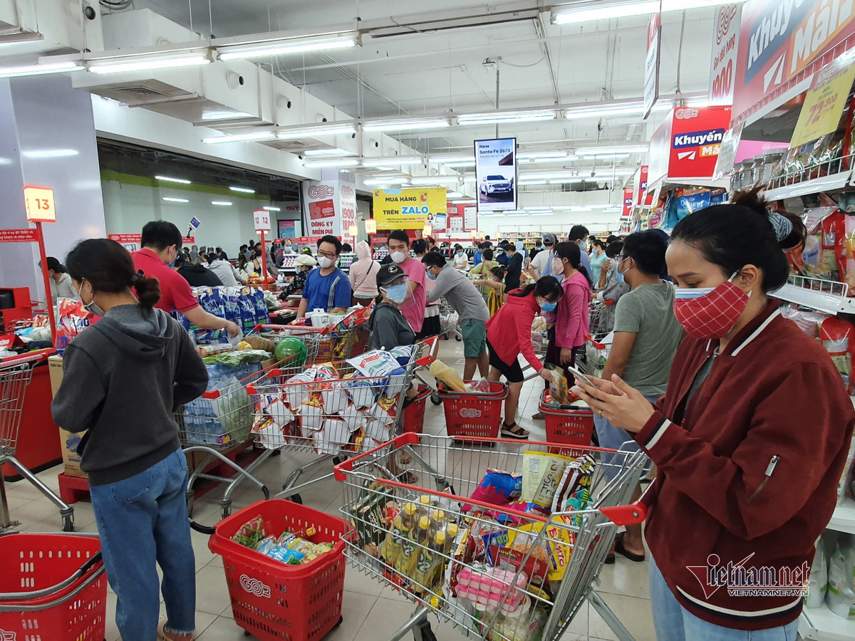 Nghe tin khong ra khoi nha 7 ngay, dan Da Nang keo nhau di mua thuc pham-Hinh-3