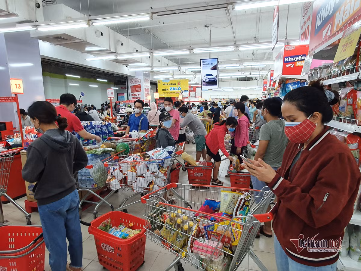 Nghe tin khong ra khoi nha 7 ngay, dan Da Nang keo nhau di mua thuc pham-Hinh-3