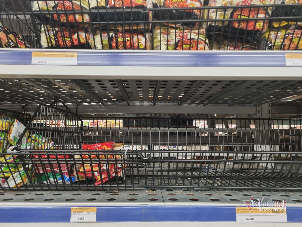 Nghe tin khong ra khoi nha 7 ngay, dan Da Nang keo nhau di mua thuc pham-Hinh-9