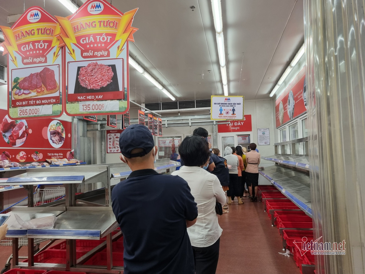 Nghe tin khong ra khoi nha 7 ngay, dan Da Nang keo nhau di mua thuc pham-Hinh-12