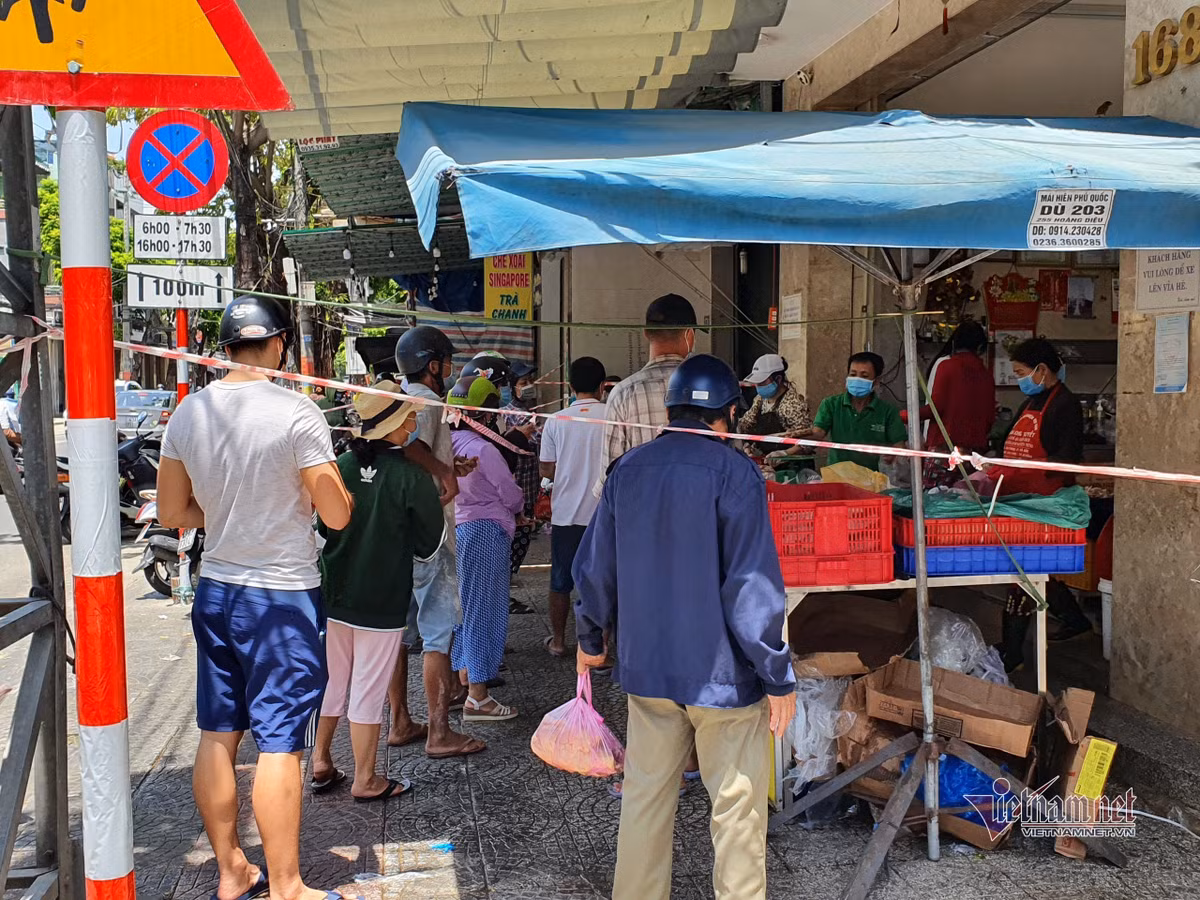 Nghe tin khong ra khoi nha 7 ngay, dan Da Nang keo nhau di mua thuc pham-Hinh-15