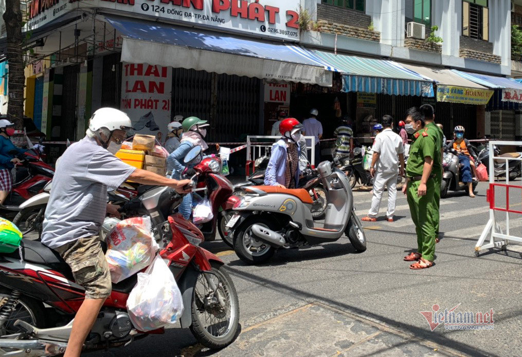 Nghe tin khong ra khoi nha 7 ngay, dan Da Nang keo nhau di mua thuc pham-Hinh-13