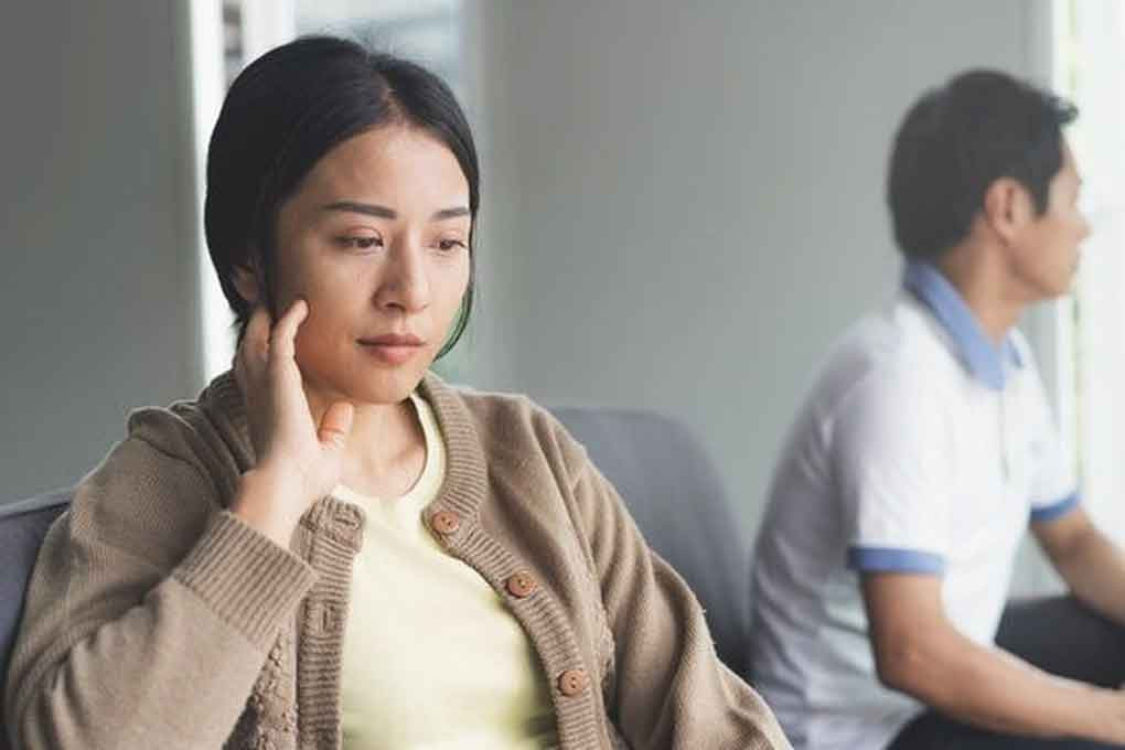 Mot cau noi cua chong khi om, vo voi phi tang don ly hon