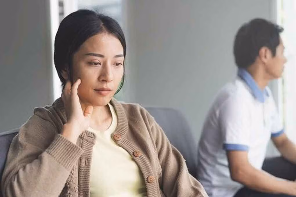 Mot cau noi cua chong khi om, vo voi phi tang don ly hon