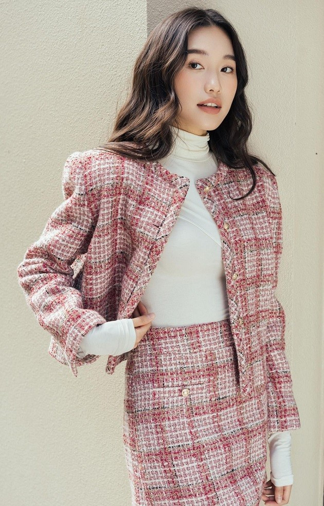 Theo người đẹp, áo thun cổ lọ kết hợp áo khoác, chân váy bằng vải tweed hoặc các chất liệu dày dặn là lựa chọn phù hợp khi xuống phố. (Ảnh: Lê Tuấn Anh)