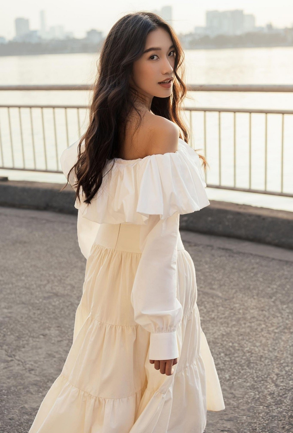 Doan Hai My dao pho trong tiet Thu Ha Noi khoe phong cach thanh lich-Hinh-2