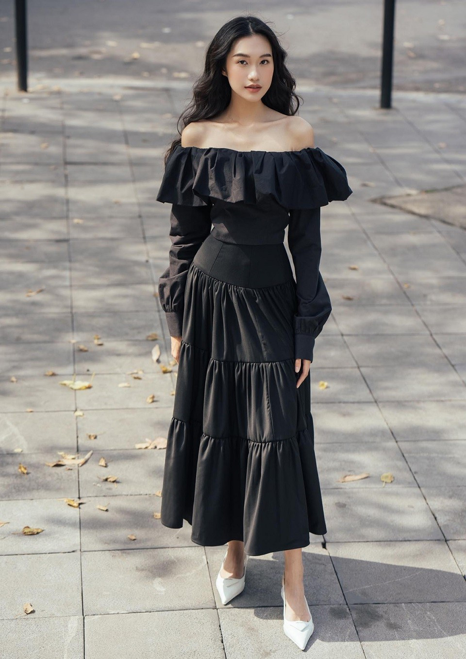 Trang phục gam đen giúp bạn gái Đoàn Văn Hậu khoe làn da trắng cùng nhan sắc kiêu sa pha chút bí ẩn khi sải bước trong tiết trời mùa Thu. (Ảnh: Lê Tuấn Anh)