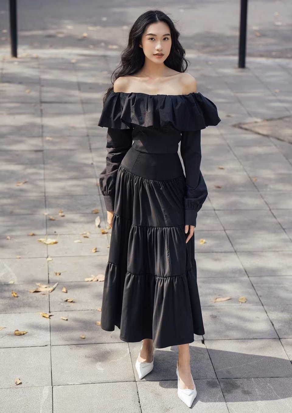 Trang phục gam đen giúp bạn gái Đoàn Văn Hậu khoe làn da trắng cùng nhan sắc kiêu sa pha chút bí ẩn khi sải bước trong tiết trời mùa Thu. (Ảnh: Lê Tuấn Anh)