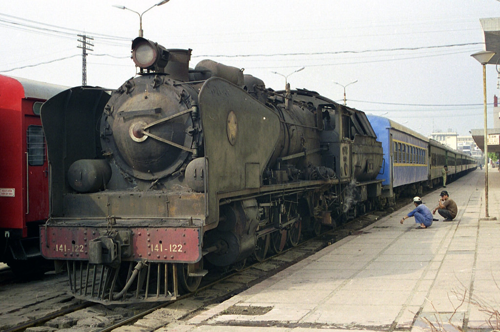  Đầu máy Tự Lực số 141-122 tại ga Hà Nội năm 1996. Đây là dòng đầu máy chạy bằng hơi nước, đốt than được đóng theo kiểu dáng công nghệ của thương hiệu đầu máy Pháp Mikado, thập niên 1960. Ảnh: Ian Lynas Flickr.