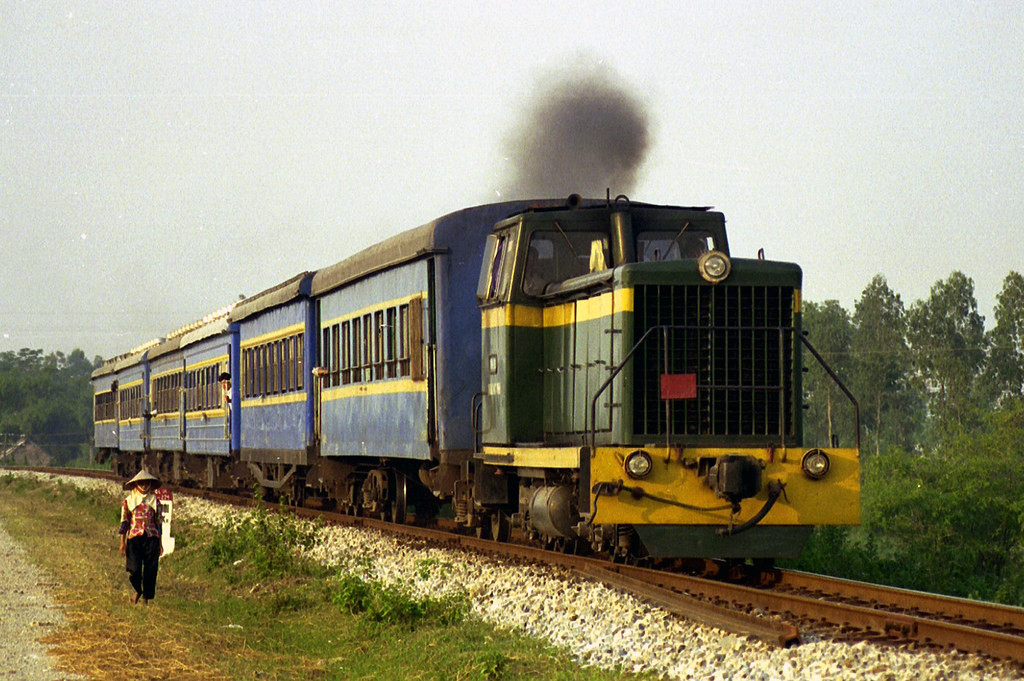 Một đầu máy D4H hoạt động ở ngoại ô Hà Nội.