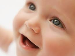  4. Miệng hay cười. Một trong những tướng trẻ em có tài đó là miệng hay cười thay vì thường xuyên sợ hãi như các đứa trẻ khác. Điều này cho thấy bé nhanh nhạy hơn những đứa trẻ cùng trang lứa.