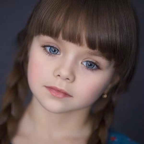  3. Đuôi mắt dài. Theo quan niệm dân gian, những đứa trẻ có đuôi mắt dài thường có tiềm năng đặc biệt về ngôn ngữ. Khi lớn lên sẽ rất giỏi giao tiếp, khéo léo trong ứng nhân xử thế, trở thành người có sức ảnh hưởng.