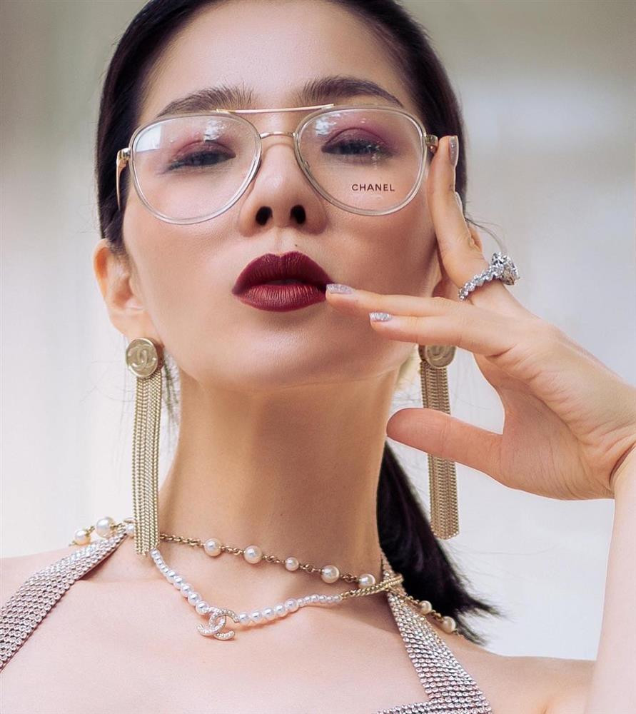 Le Quyen 'an dut' Ha Ho nhung kho dau lai dan hau khi dung hang