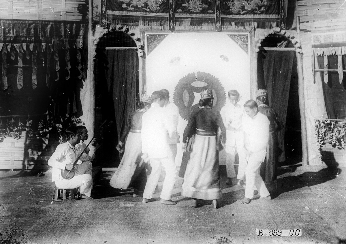 Các vũ công nhảy múa trong lễ hội Xên Mường.