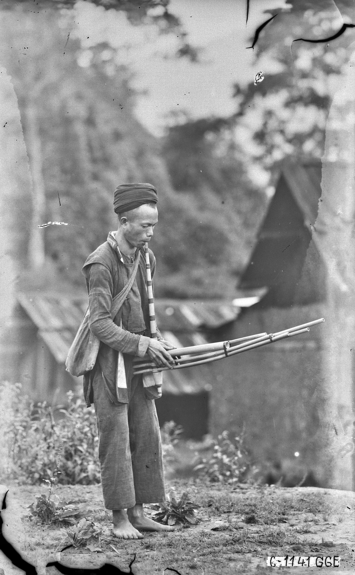 Nam giới bản địa thổi khèn.