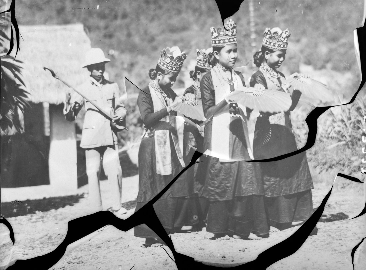 Điệu múa quạt của thiếu nữ Thái.