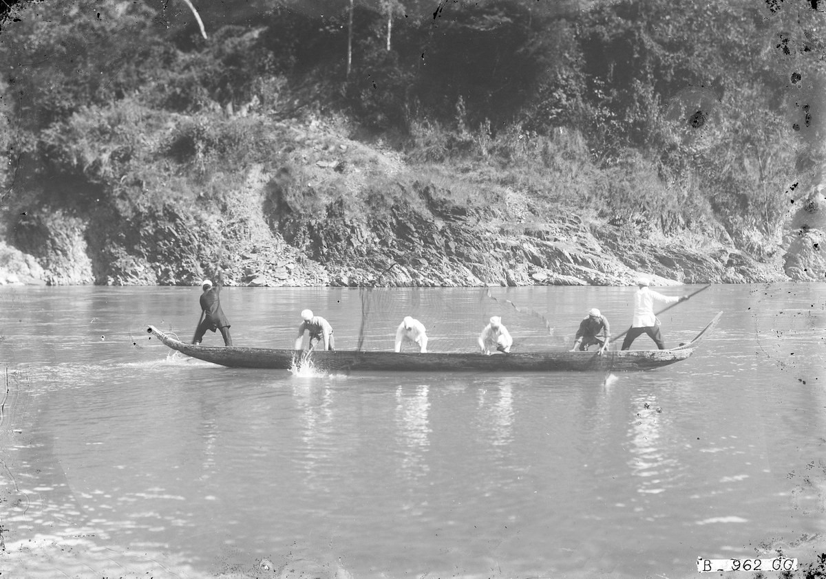 Thả lưới đánh cá trên sông.