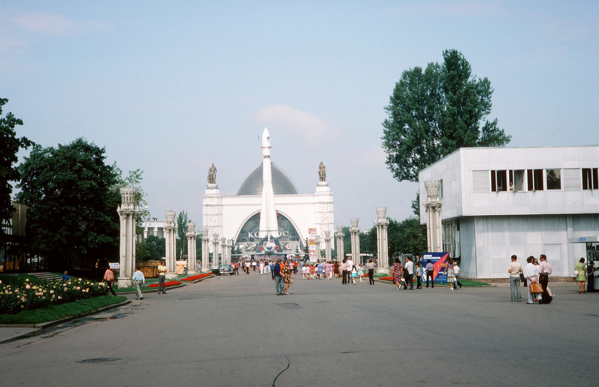 Lối vào nhà triển lãm Vũ trụ ở Trung tâm triển lãm thành tựu quốc dân.