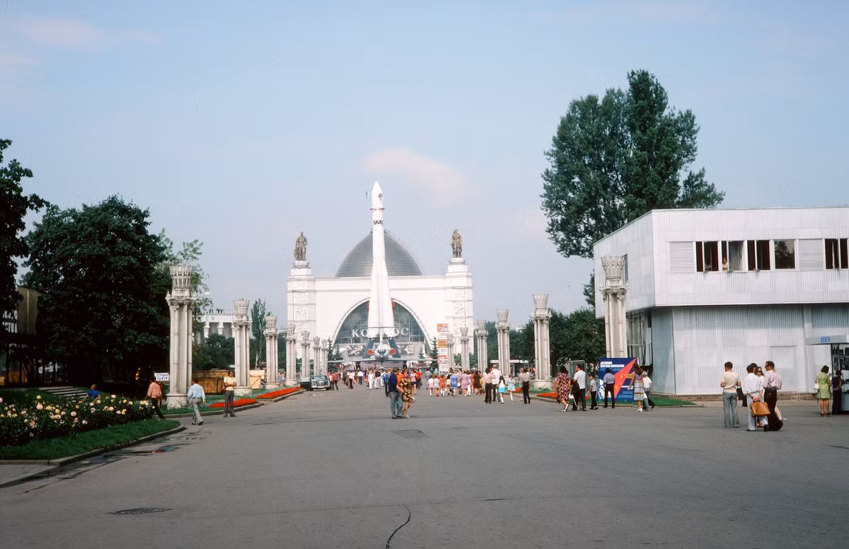 Lối vào nhà triển lãm Vũ trụ ở Trung tâm triển lãm thành tựu quốc dân.