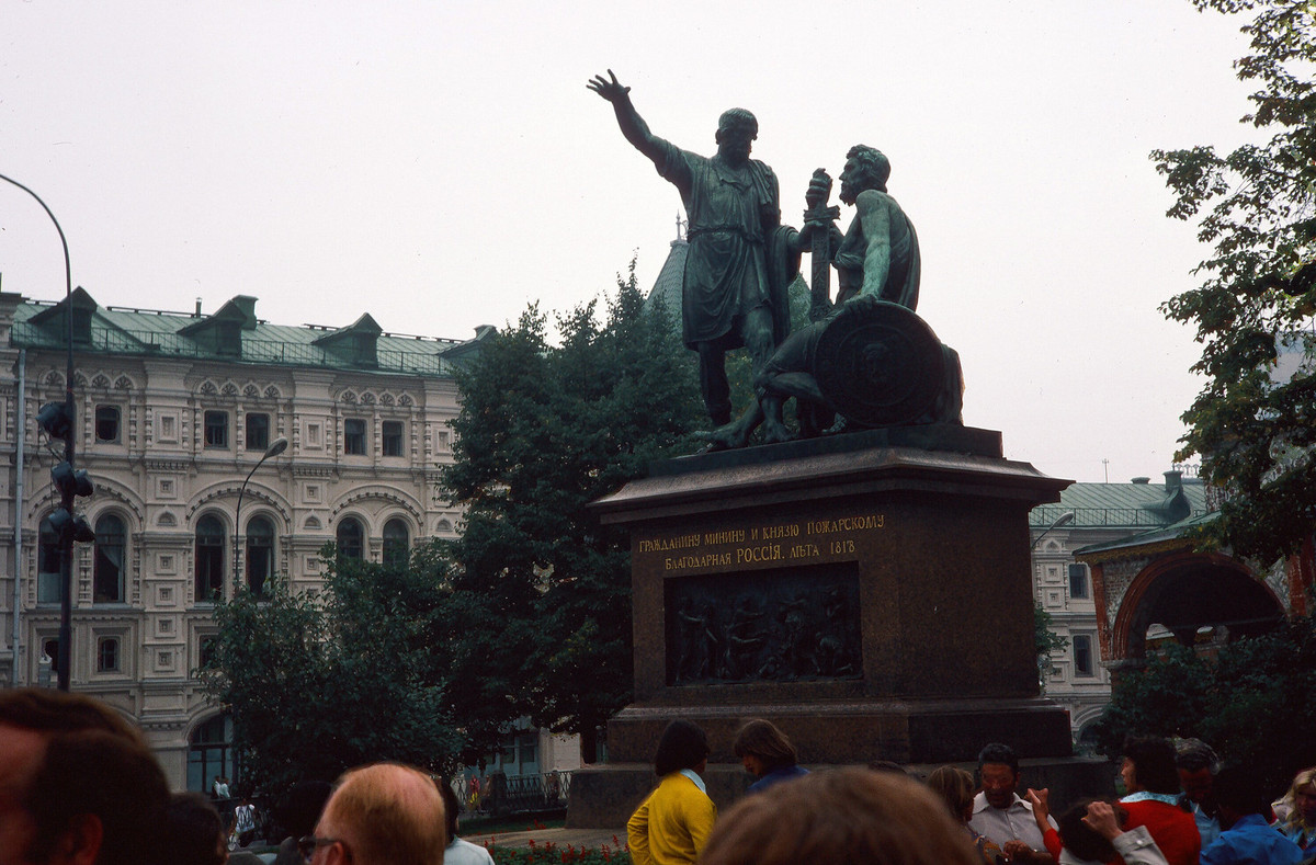 Tượng đài Minin và Pozharsky bên nhà thờ Thánh Basin, cạnh Quảng trường Đỏ.