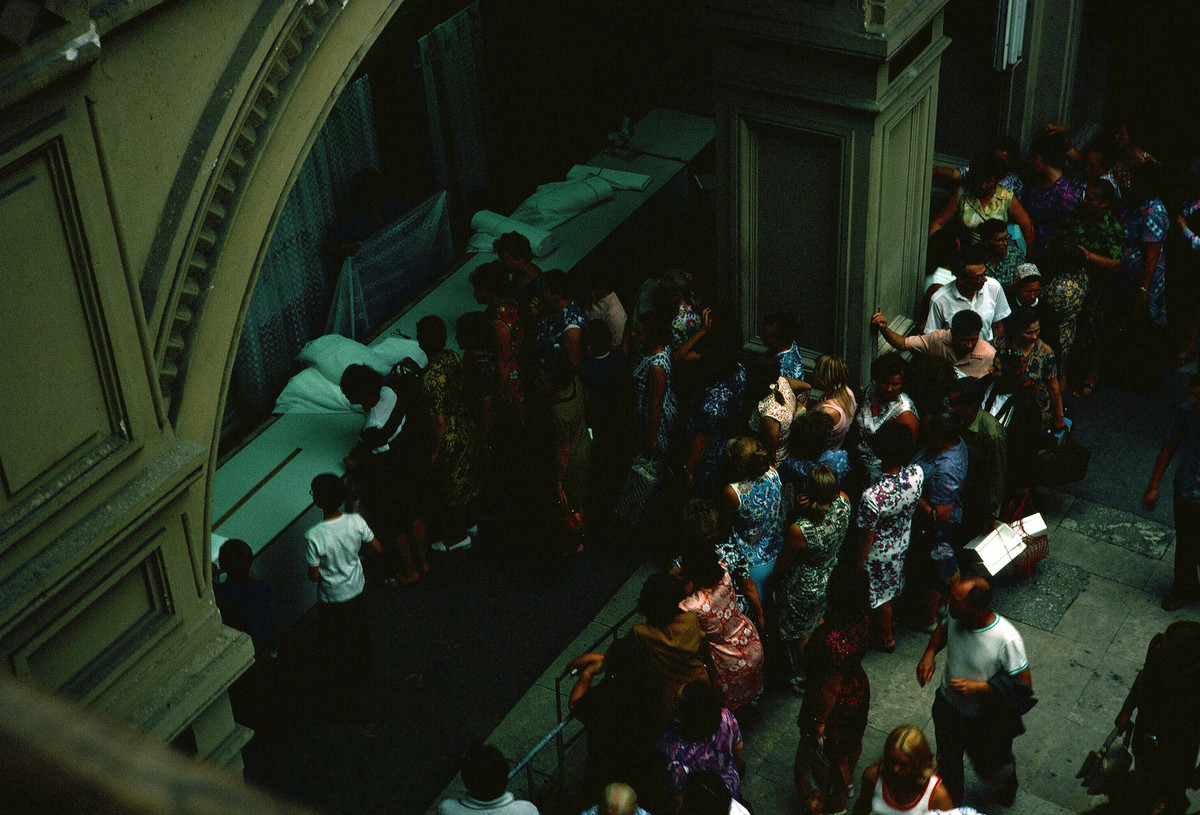 Người dân xếp hàng mua vải lụa trong GUM.