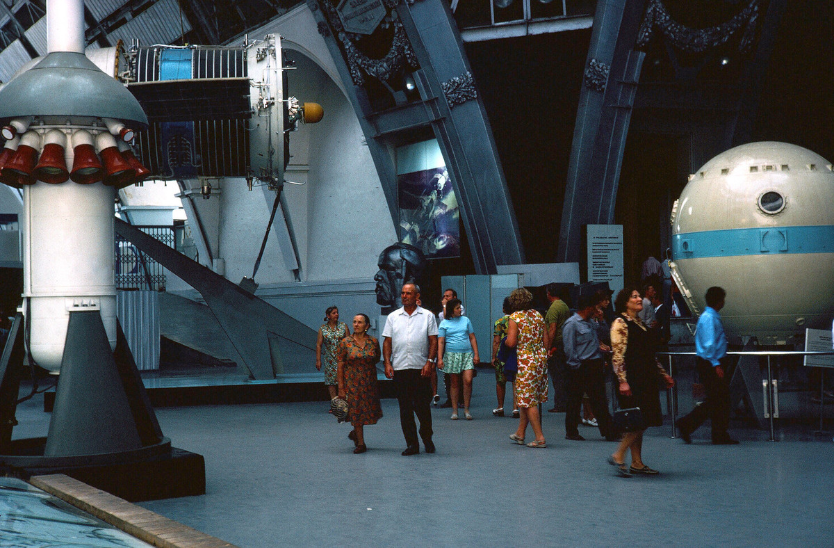 Bên trong nhà triển lãm Vũ trụ.