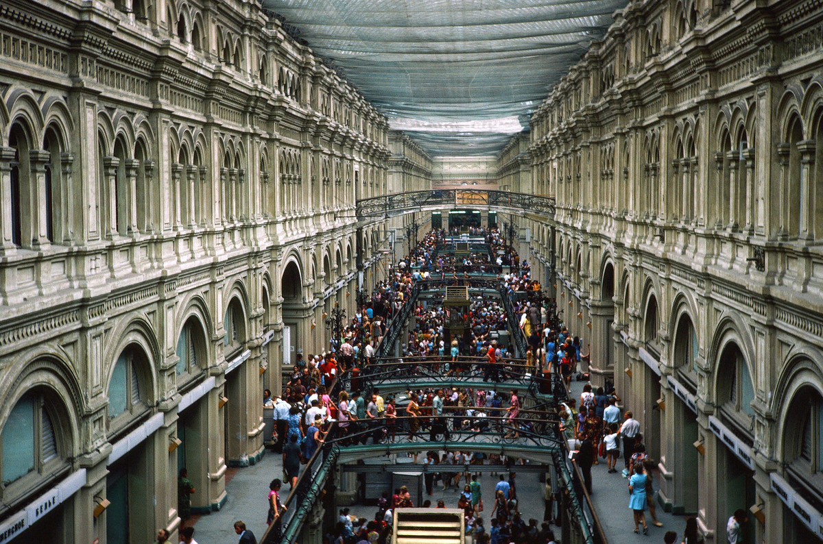 Bên trong bách hóa tổng hợp GUM.