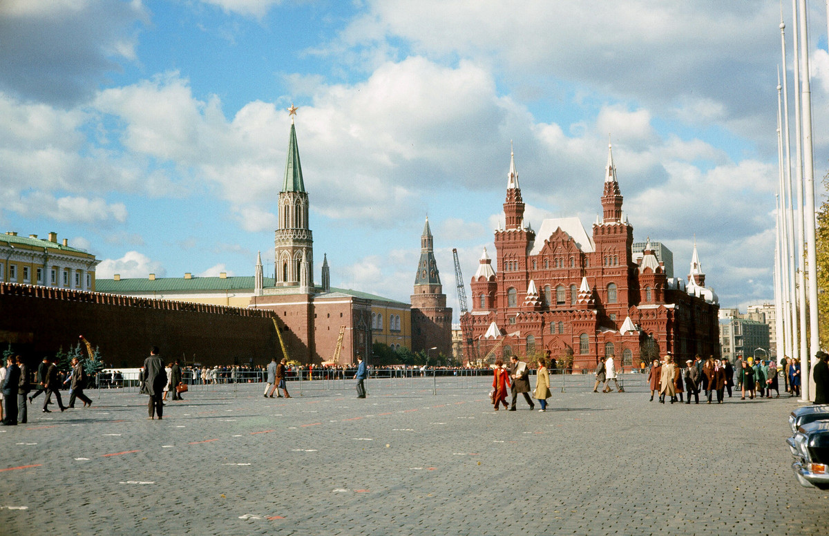 Dòng người xếp hàng từ Bảo tàng Lịch sử Quốc gia để vào viếng lăng lãnh tụ V. I. Lenin.