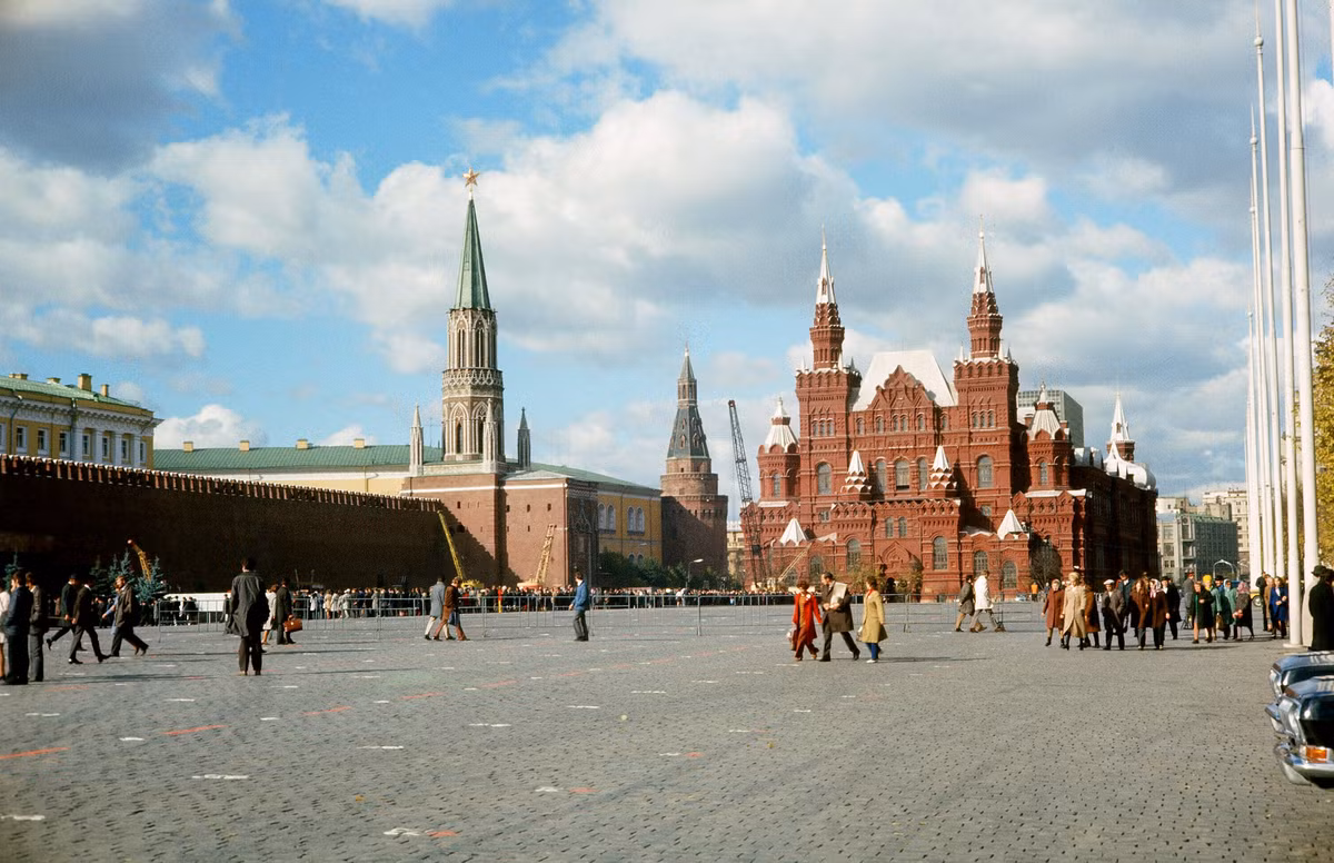 Dòng người xếp hàng từ Bảo tàng Lịch sử Quốc gia để vào viếng lăng lãnh tụ V. I. Lenin.