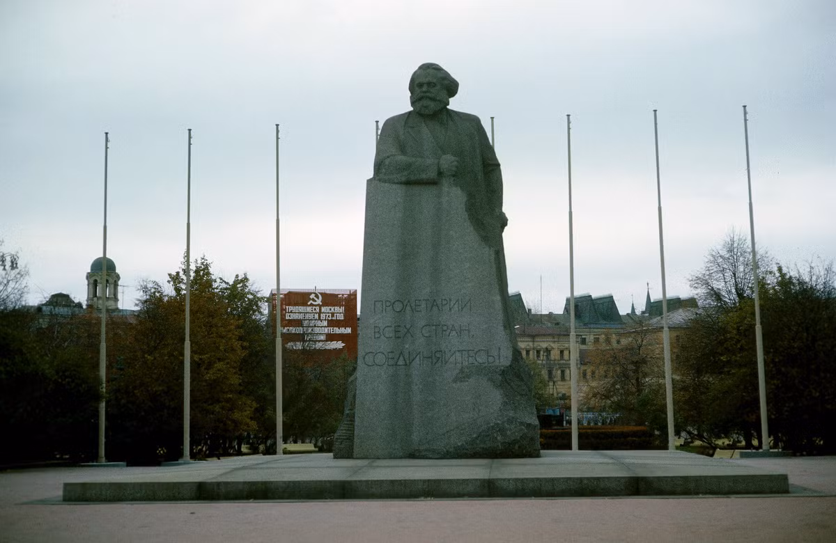 Tượng đài Karl Marx, đối diện Nhà hát Bolshoi.