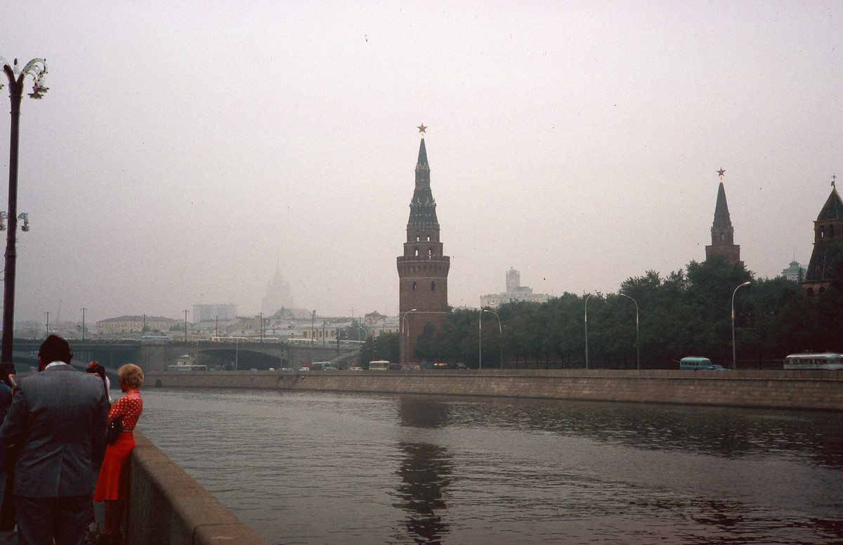 Tháp Vodovzvodnaya và Borovitskaya của Điện Kremly soi bóng xuống sông Moscow, nhìn từ đường bờ sông Sofia.