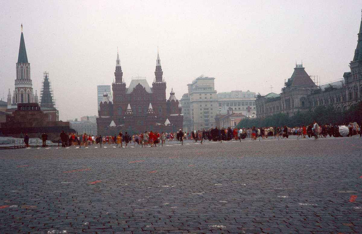 Trên Quảng trường Đỏ, thành phố Moscow năm 1975. Ảnh: Mark Susina Flickr.