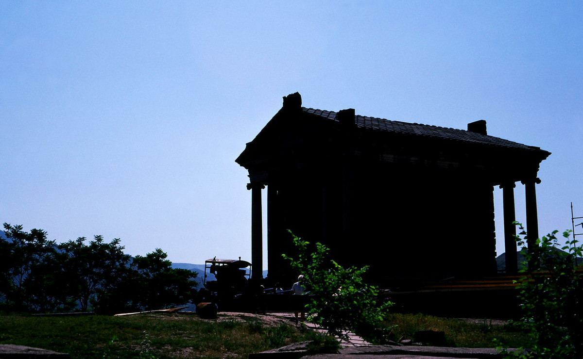 Đền Garni trong bức ảnh chụp ngược sáng.