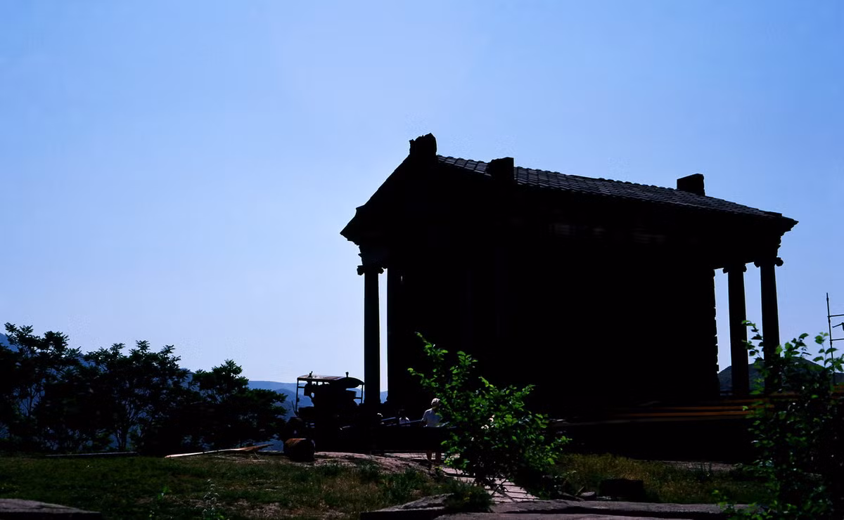 Đền Garni trong bức ảnh chụp ngược sáng.