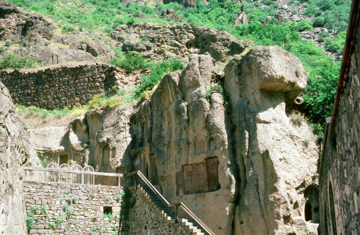 Một góc tu viện Geghard ở tỉnh Kotayk, Armenia. Đây là khu phức hợp gồm nhiều công trình được tạc vào núi đá, hình thành từ thế kỷ 4.