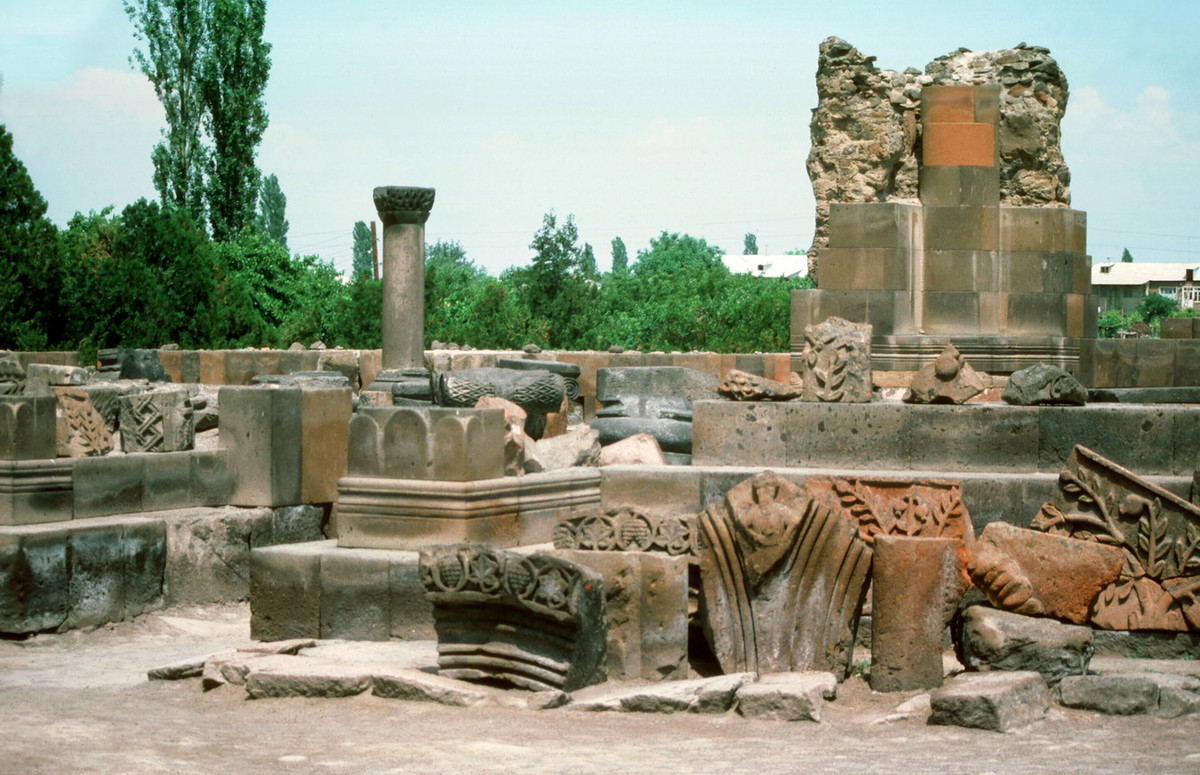 Phế tích nhà thờ chính tòa Zvartnots, thành phố Vagharshapat. Công trình được xây dựng giữa thế kỷ thứ 7, sụp đổ vào thế kỷ 10.