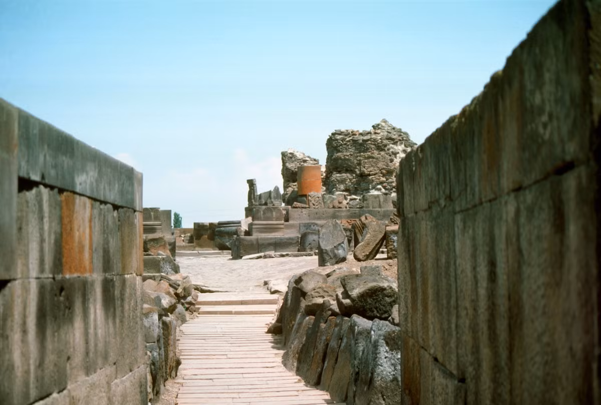 Nhà thờ chính tòa Zvartnots và nhà thờ chính tòa Etchmiadzin đã trở thành Di sản văn hóa thế giới từ năm 2000.