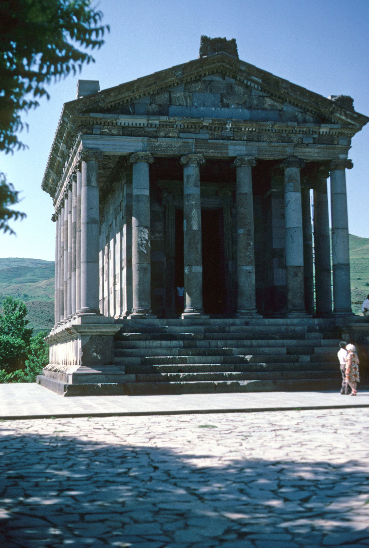 Đền Garni ở tỉnh Kotayk, hình thành từ thế kỷ 1 và sụp đổ trong trận động đất năm 1679. Công trình được tái dựng năm 1969-1975.