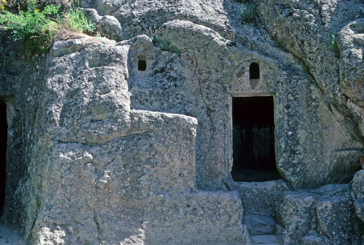 Nhà thờ Avazan thuộc tu viện Geghard, có từ thế kỷ 13.