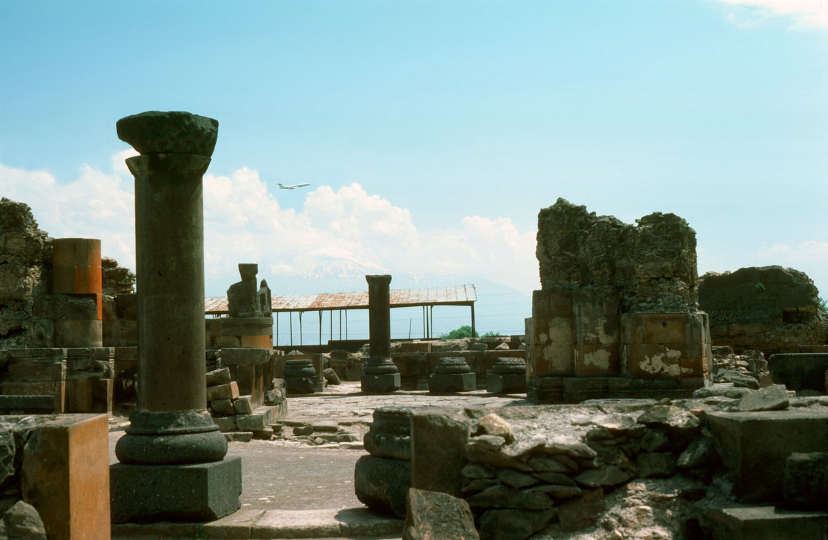 Hình ảnh khác về phế tích nhà thờ chính tòa Zvartnots.