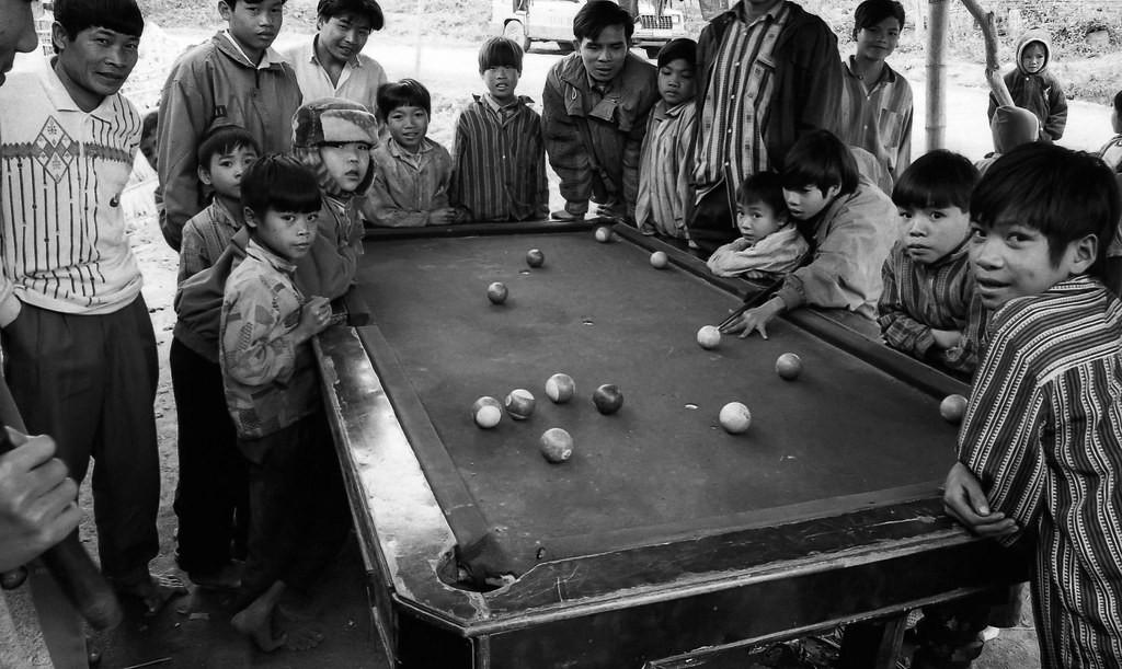 Trẻ em địa phương chơi bi da.