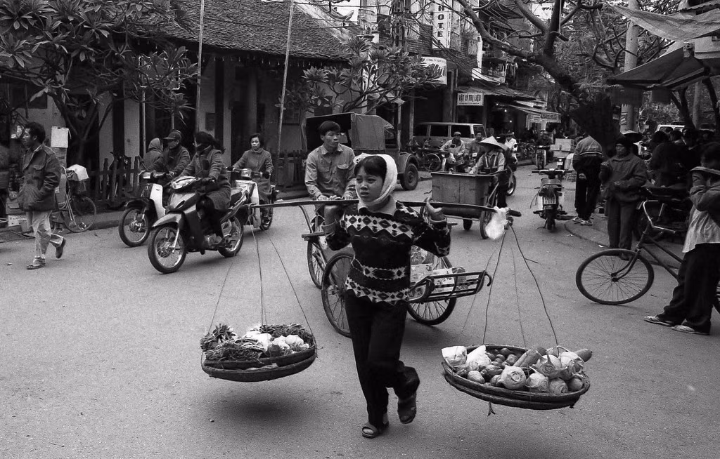 Bên ngoài đền Bạch Mã, khu phố cổ Hà Nội.