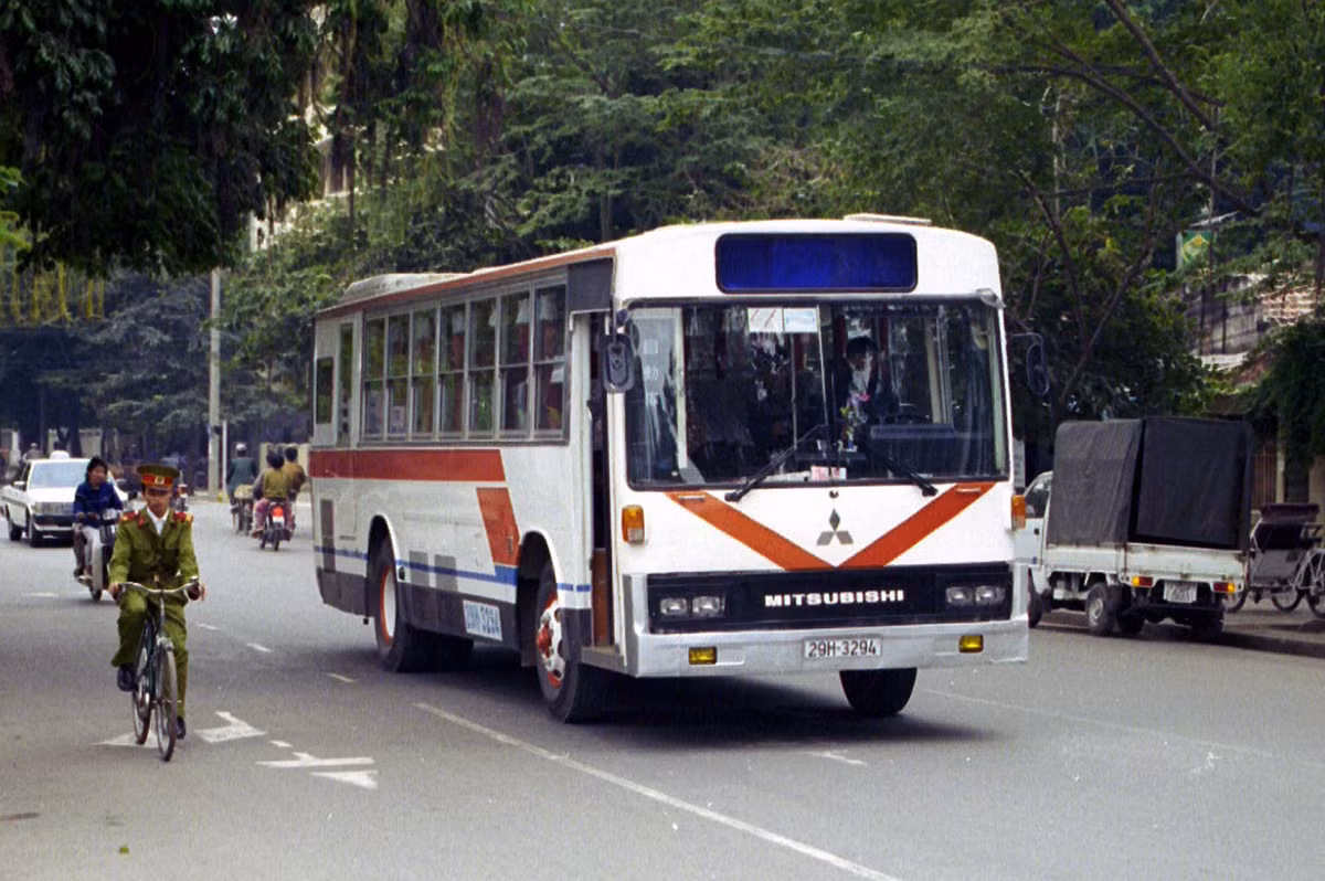 Một chiếc xe buýt của Mitsubishi (Nhật Bản) biển số 29H-32-94 chạy trên đường phố Hà Nội.