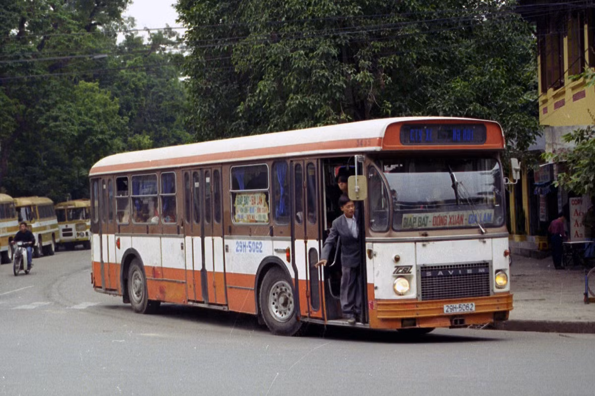 Chiếc xe buýt Saviem (Pháp) biển số 29H-50-62 đi vào khúc cua, Hà Nội năm 1996. Phía sau là một dãy xe "Hải Âu" đỗ ven đường. Ảnh: Ian Lynas Flickr.